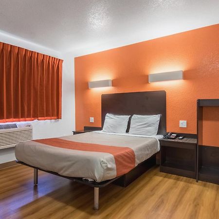 Motel 6 Bakersfield Exterior photo