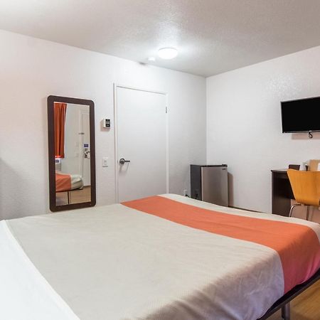 Motel 6 Bakersfield Exterior photo