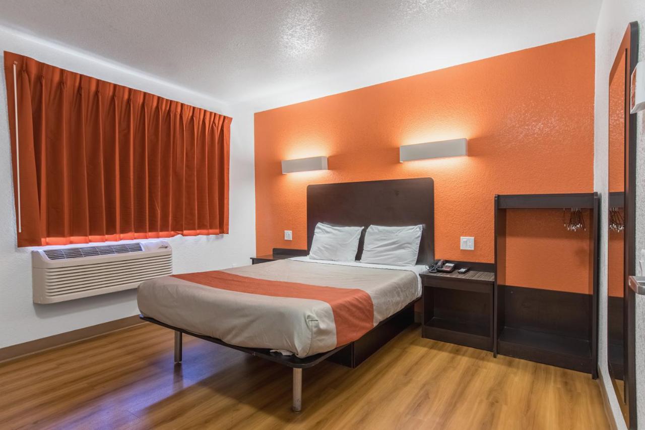 Motel 6 Bakersfield Exterior photo
