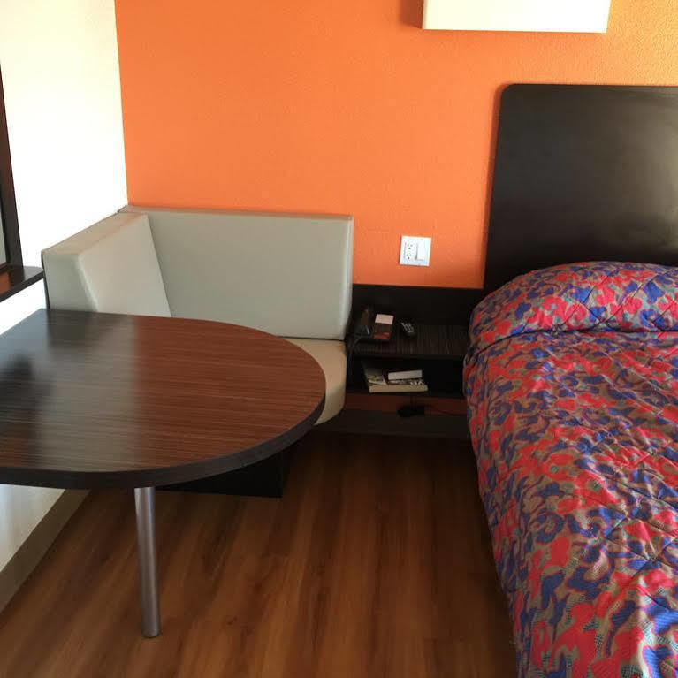 Motel 6 Bakersfield Exterior photo