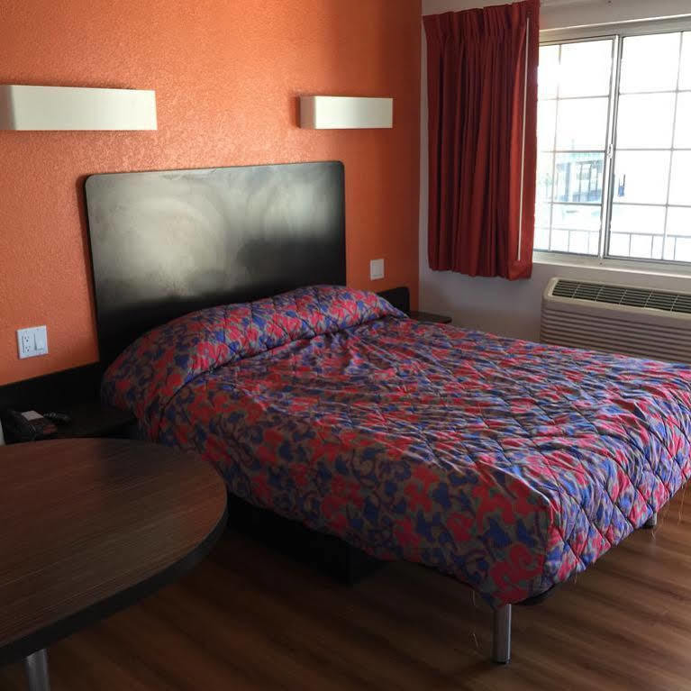Motel 6 Bakersfield Exterior photo