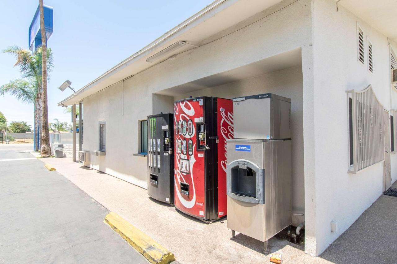 Motel 6 Bakersfield Exterior photo
