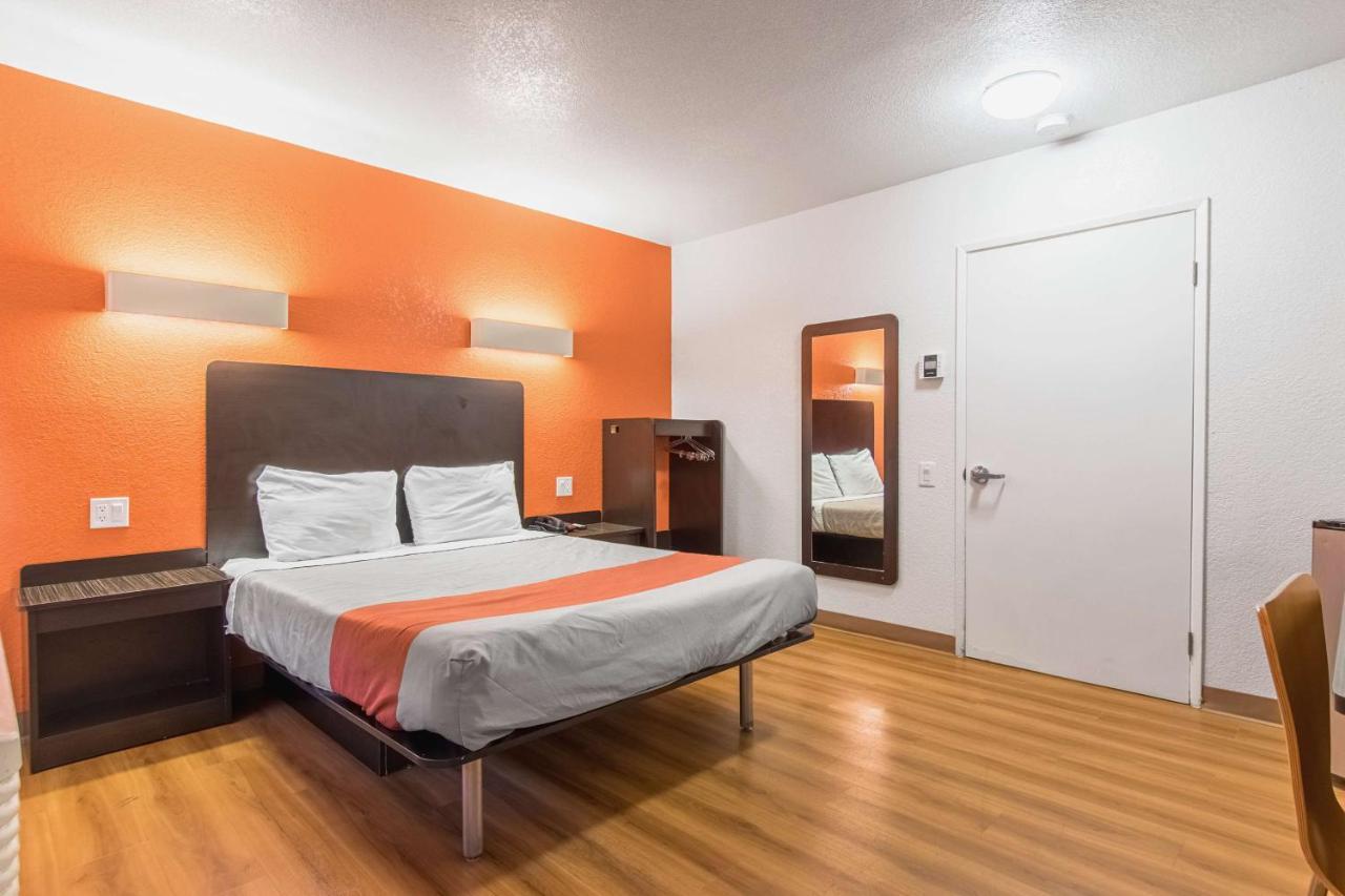 Motel 6 Bakersfield Exterior photo