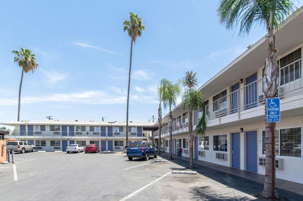 Motel 6 Bakersfield Exterior photo