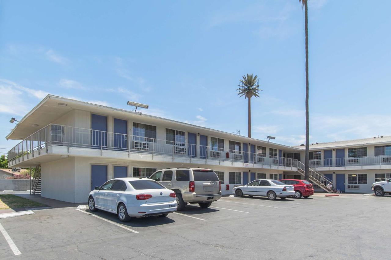 Motel 6 Bakersfield Exterior photo