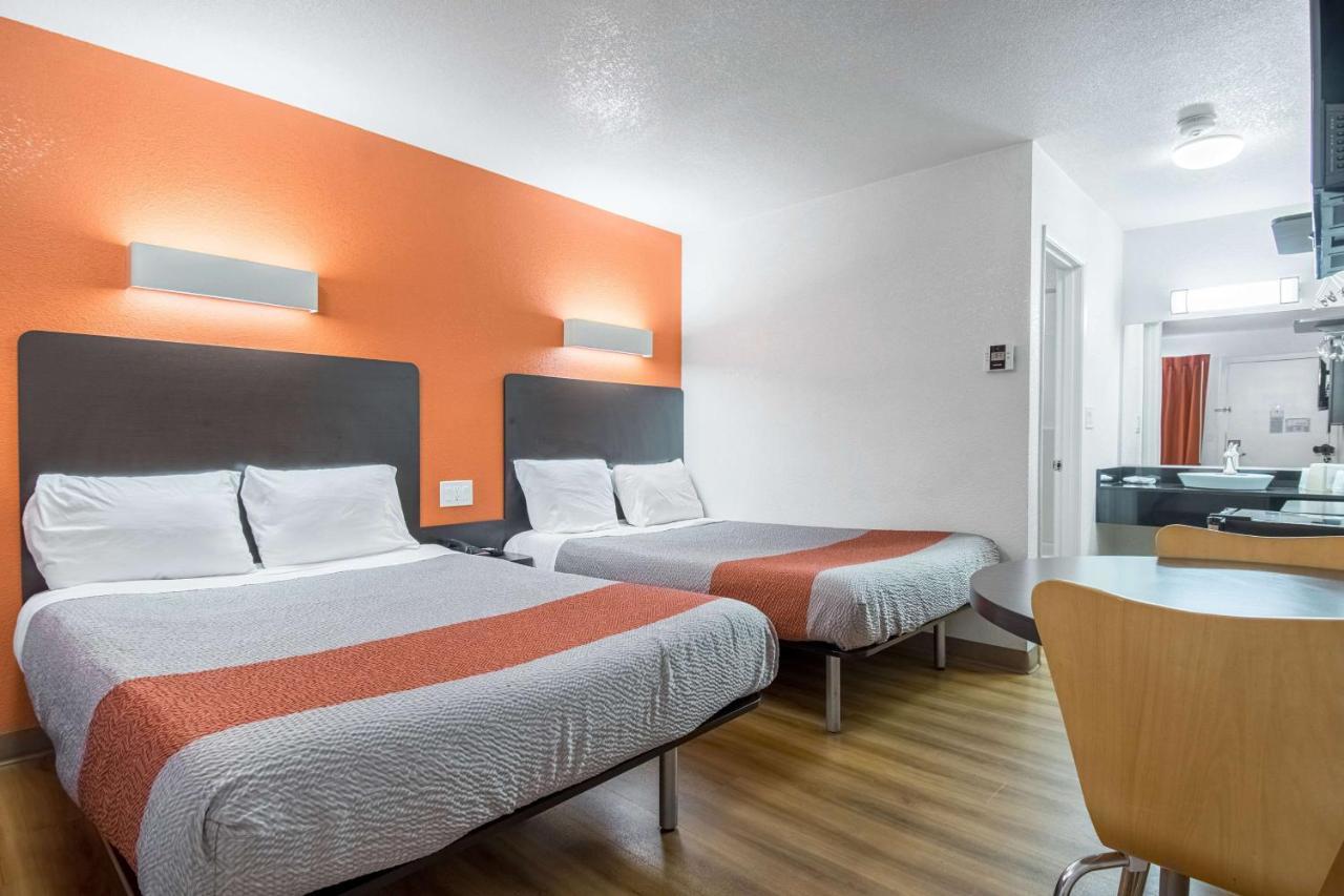 Motel 6 Bakersfield Exterior photo