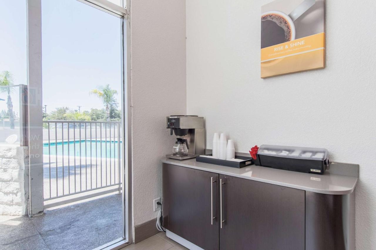 Motel 6 Bakersfield Exterior photo